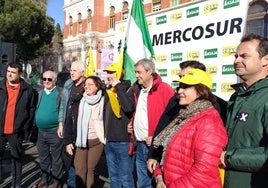 Juan Luis Ávila (primero por la derecha), en la protesta contra el acuerdo de la UE con Mercosur en Madrid.