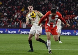 Édgar González logra despejar un balón complicado al área ante Panichelli.