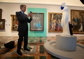 Koons fotografía con su móvil una de sus esculturas; detrás 'Las Tres Gracias' de Picasso.