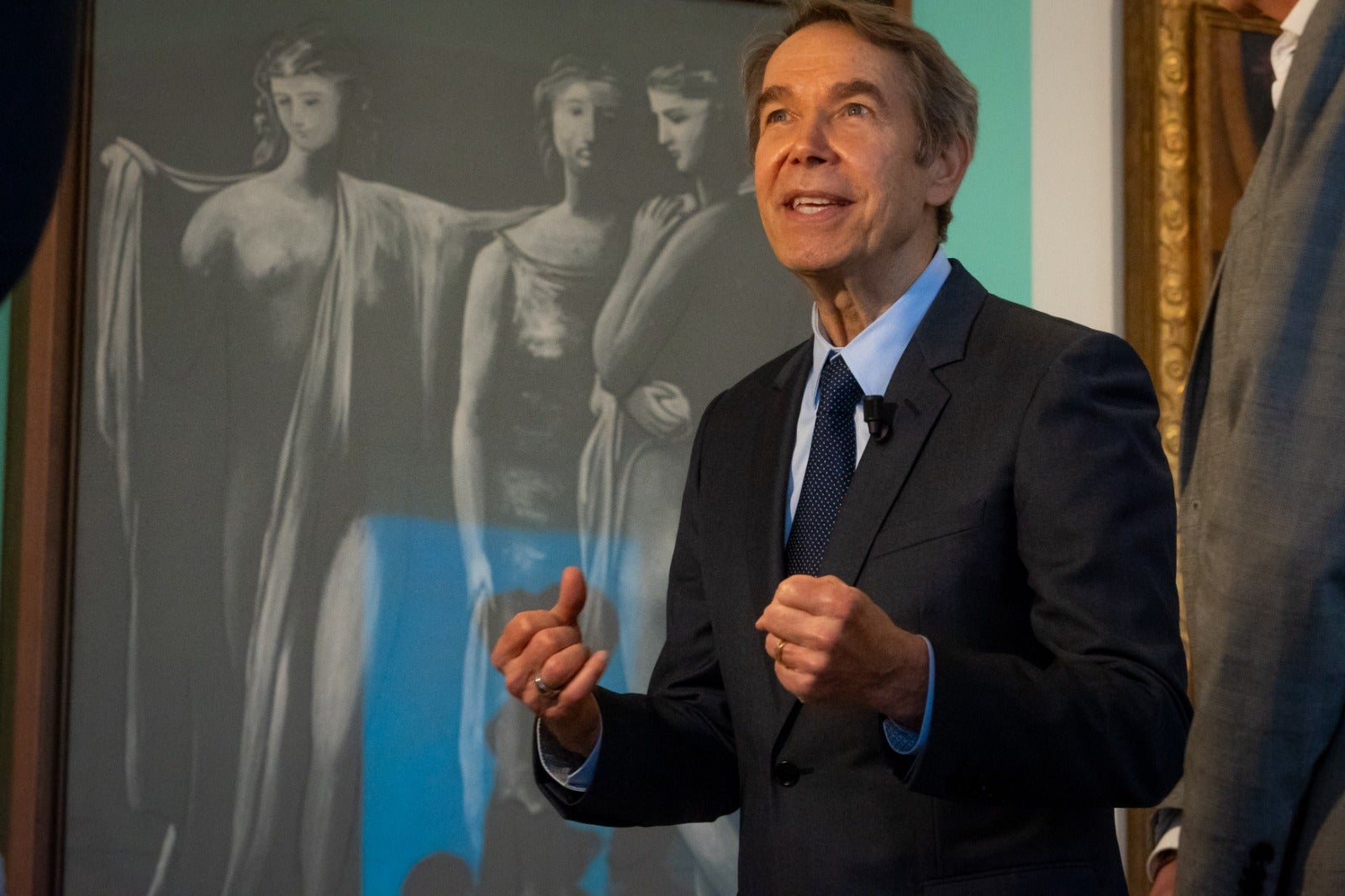 Jeff Koons, ante 'Las Tres Gracias' de Picasso.