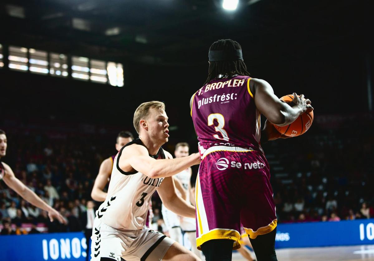 El exrojinegro Thomas Bropleh, autor de 16 puntos contra el Surne Bilbao, juega un balón.