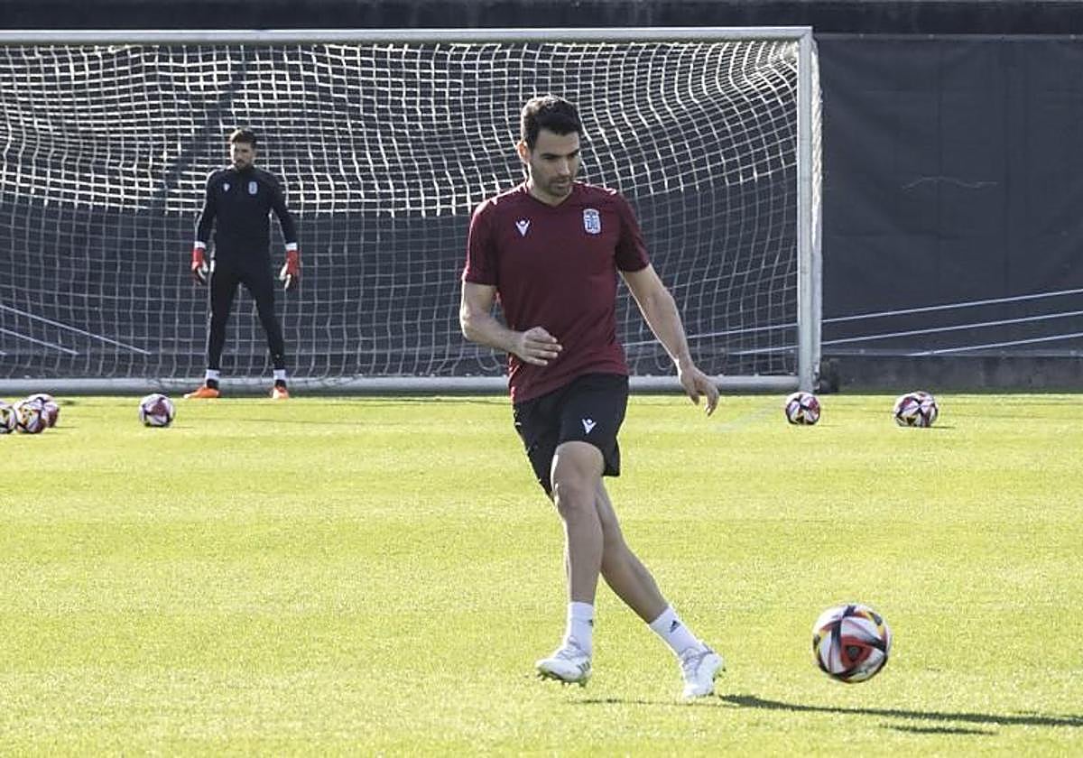 Andy Rodríguez golpea un balón durante un entrenamiento con el Cartagena.
