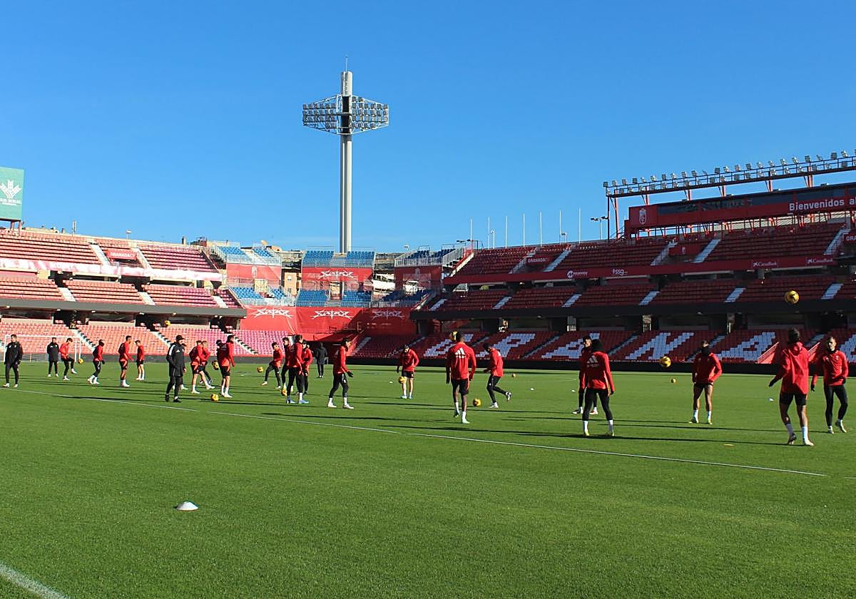 Entrenamiento del Granada en Los Cármenes este lunes.