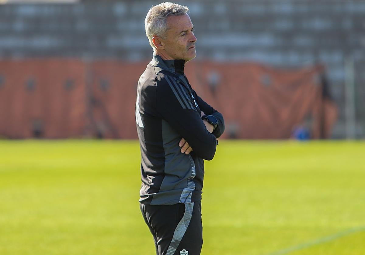 Fran Escribá atiende, pensativo, a un entrenamiento del Granada.