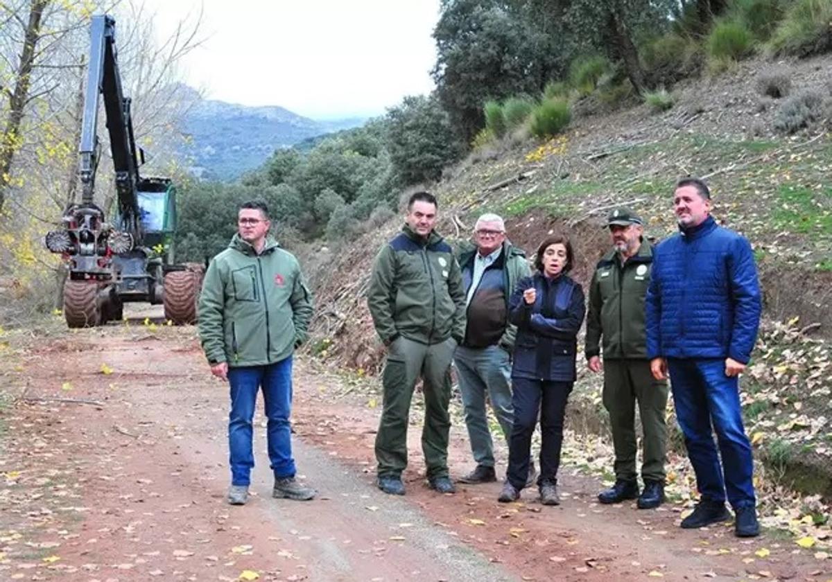 El delegado territorial de Sostenibilidad de la Junta en Granada, Manuel Francisco García, primero por la derecha en la imagen visita la intervención en el entorno del río Fardes.