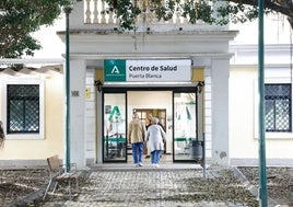 Usuarios entran en un centro de salud.