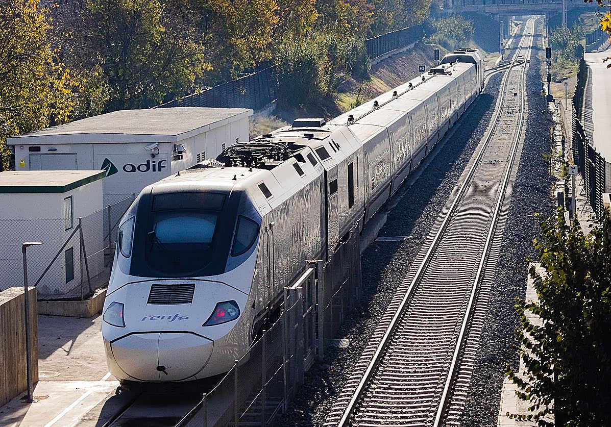Tren circula por Granada.