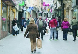 Viandantes en la calle Doctor Civera ('Espartería') de Jaén.