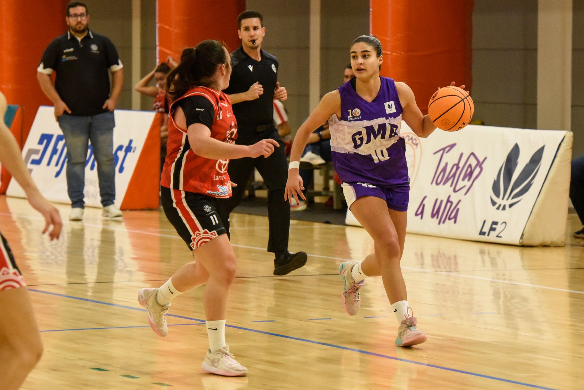 María Sánchez, con el balón, en un partido anterior del GmasB