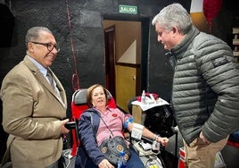 El delegado de Salud y el director del Centro de Transfusiones, con una donante en Teatro Apolo.