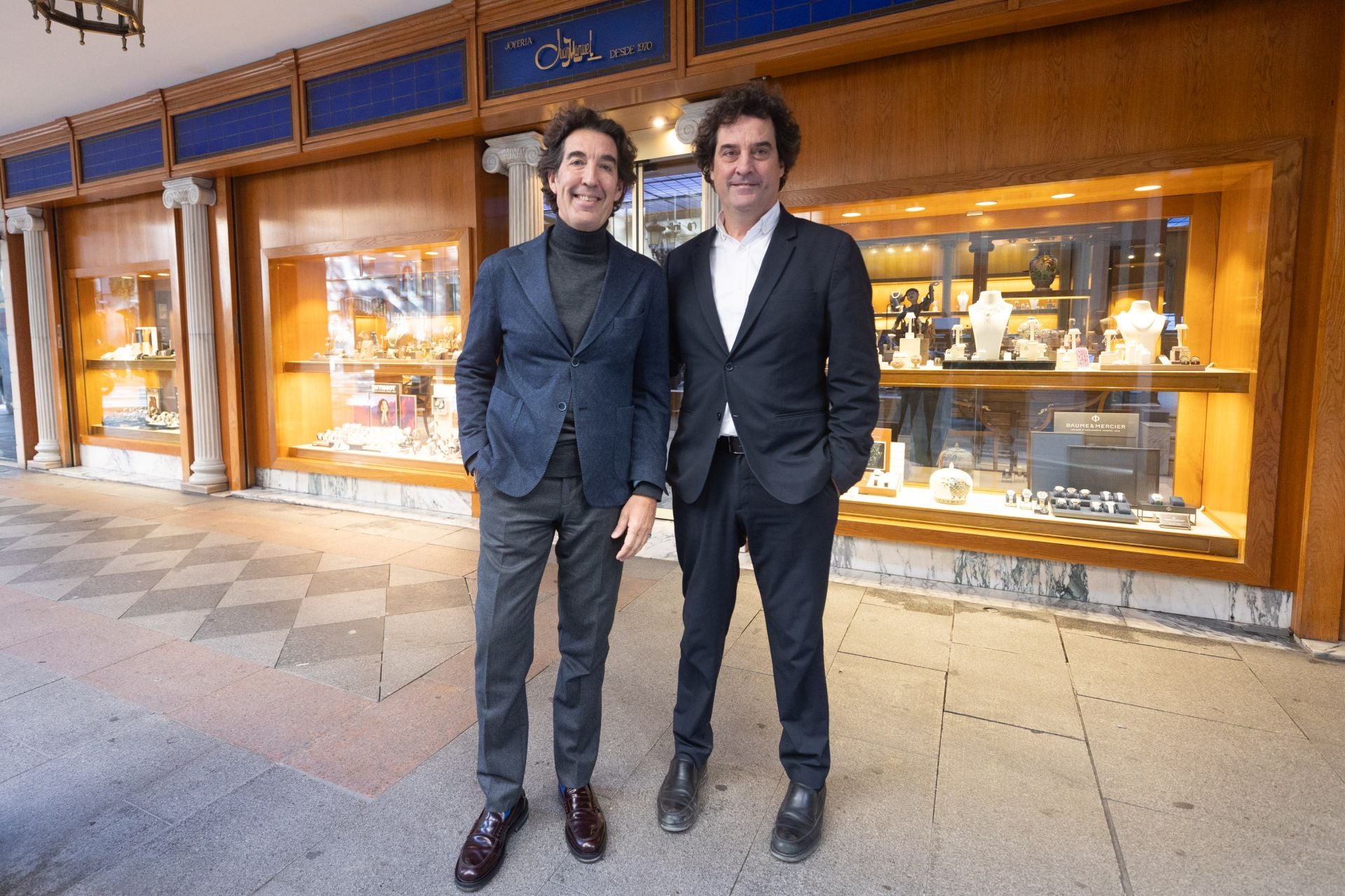 Los hermanos Daniel y Juan Manuel Soler en la puerta de su histórico negocio, la Joyería Juan Manuel, que se trasladará a Reyes Católicos, tras 54 años en Ganivet.