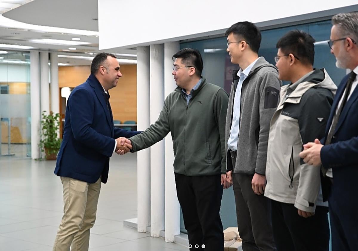 Diputación recibe a una delegación china de la empresa Goldwind que conocerá el potencial de Granada