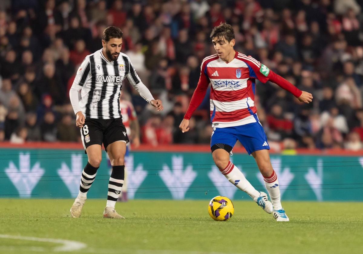 Gonzalo Villar conduce un balón contra el Cartagena.