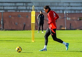 Ignasi Miquel toca balón durante uno de los últimos entrenamientos del equipo.