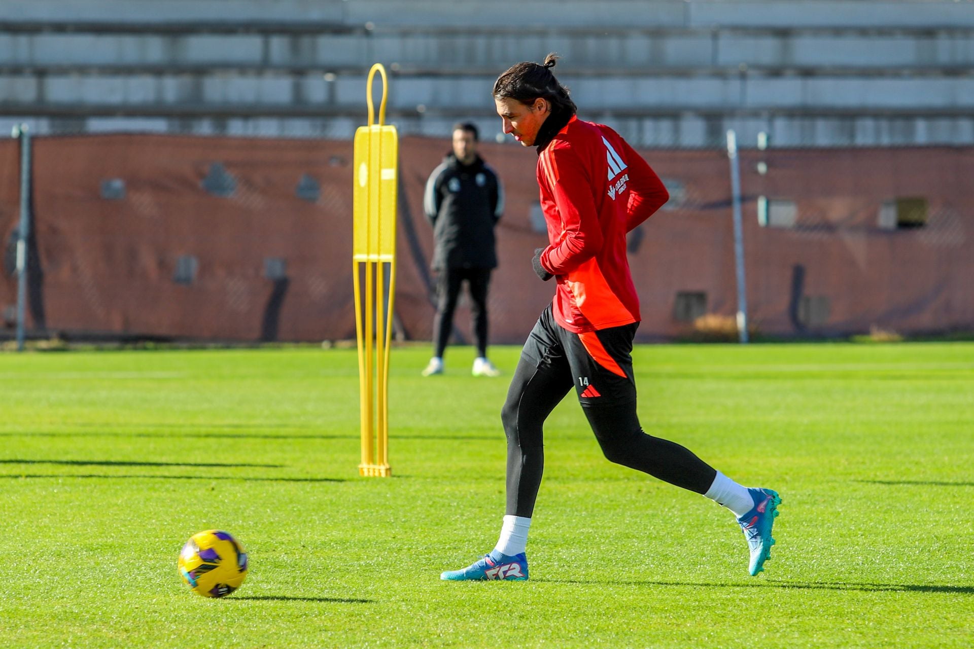 Ignasi Miquel toca balón durante uno de los últimos entrenamientos del equipo.