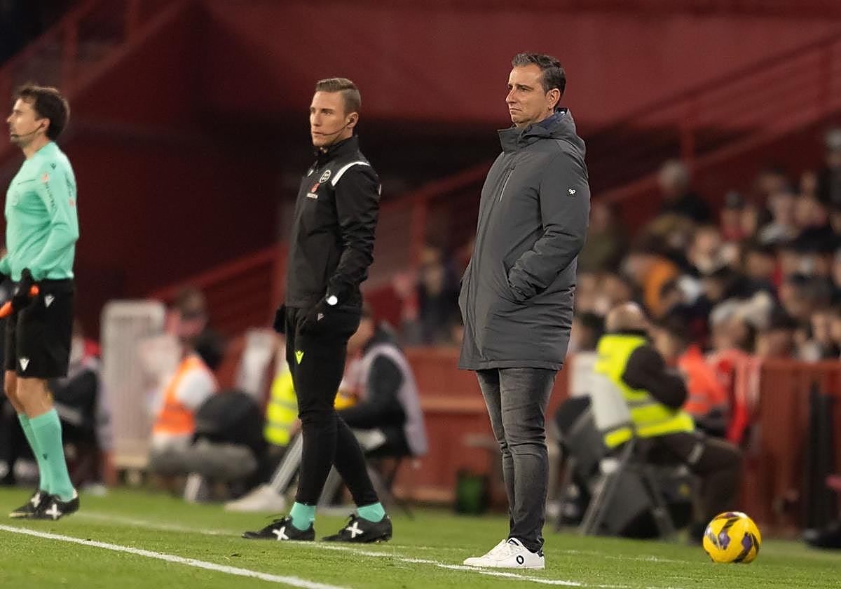 El entrenador del Cartagena, Jandro Castro, asiste contrariado al partido.