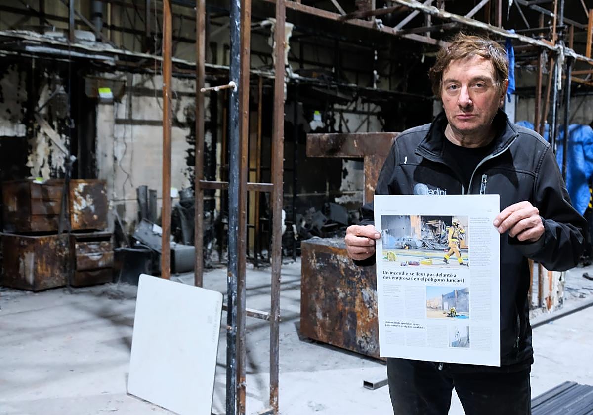 Fernando Cittadini posa con la noticia de IDEAL el día del incendio.