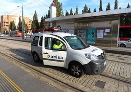 Técnicos en las vías del metro.