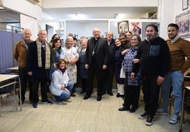 El obispo de Jaén durante su visita al comedor de San Roque, en la capital.