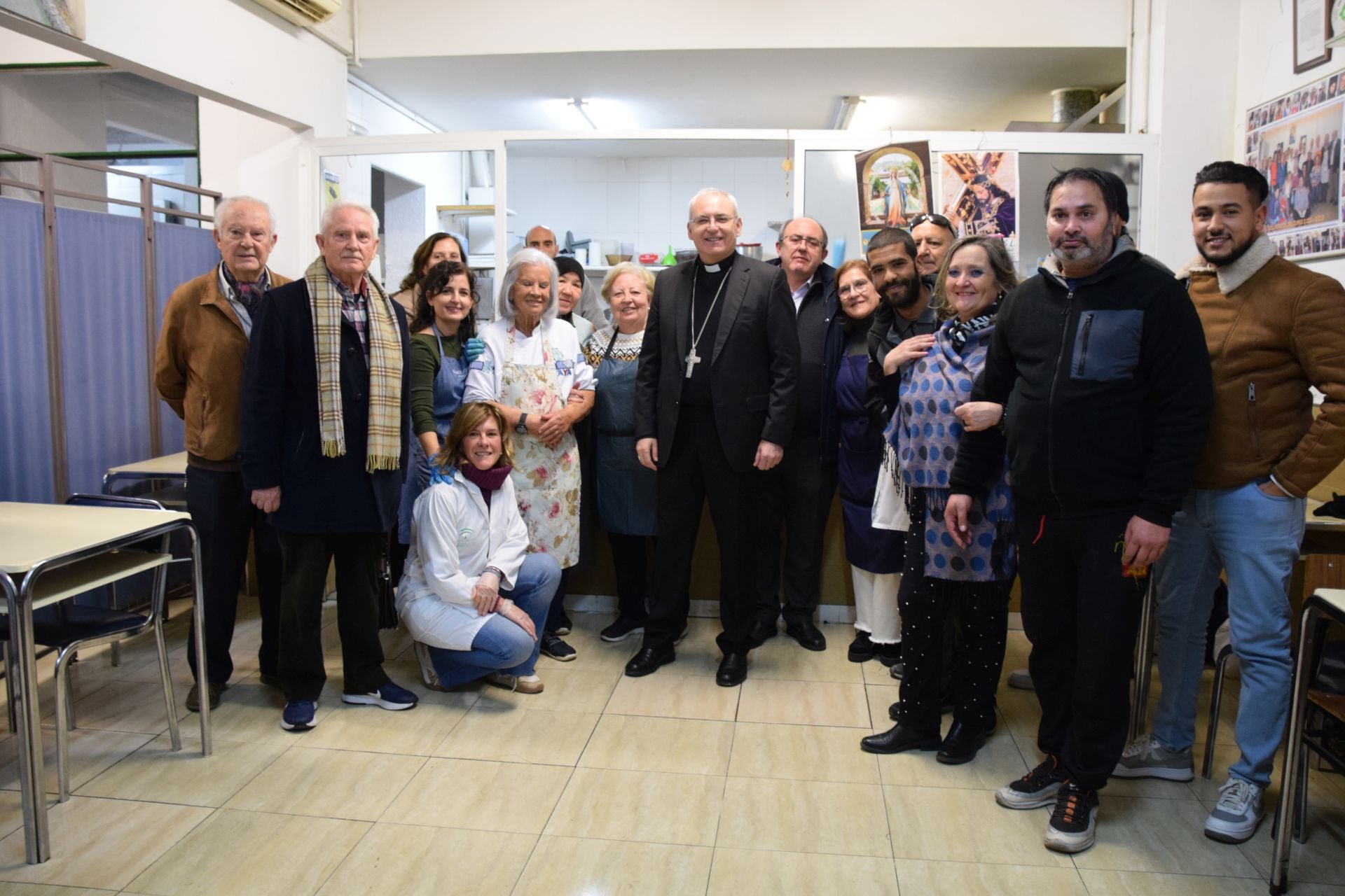 El obispo de Jaén durante su visita al comedor de San Roque, en la capital.