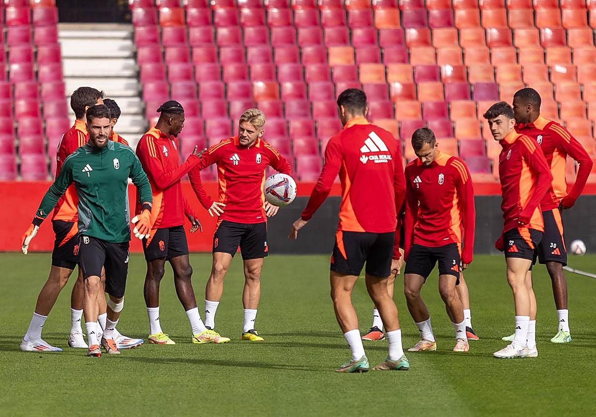Los futbolistas del Granada se preparan para entrenar en Los Cármenes.
