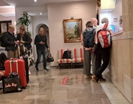 Clientes esperando en la recepción del hotel Anacapri del centro de Granada el 2 de diciembre.