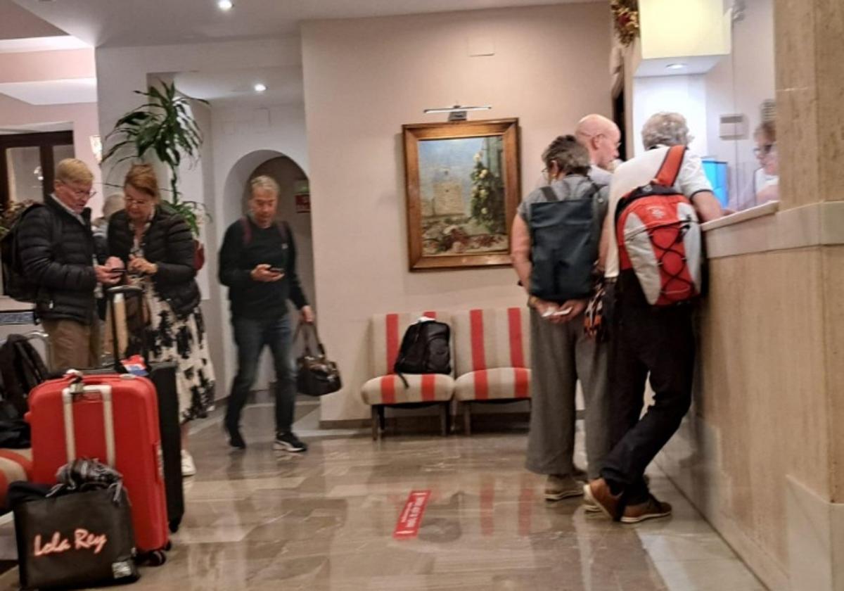 Clientes esperando en la recepción del hotel Anacapri del centro de Granada el 2 de diciembre.