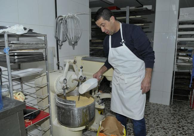 En pleno proceso de elaboración del turrón.