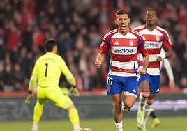 Uzuni celebra su tercer gol.