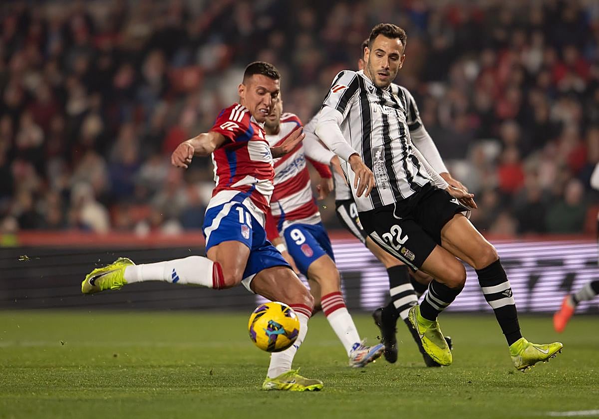 Myrto Uzuni remata para anotar gol ante el Cartagena.