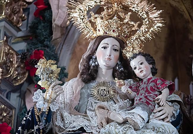 Detalle de la Virgen con el niño con bordados artesanales.