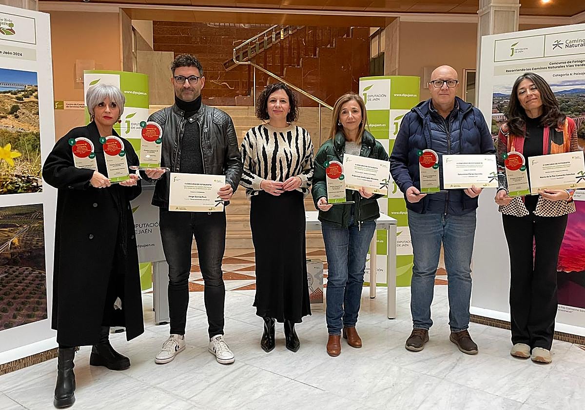 Los cuatro premiados junto a la diputada Isabel Uceda