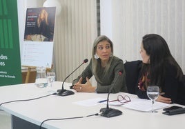 Karina Sainz Borgo y Betty Hernández, ayer en la Biblioteca de Andalucía.