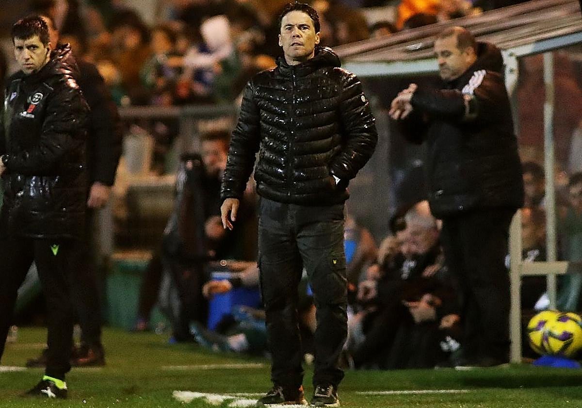 Rubi dando instrucciones desde el banquillo en A Malata