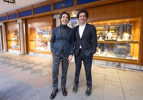 Los hermanos Daniel y Juan Manuel Soler en la puerta de su histórico negocio, la Joyería Juan Manuel, que se trasladará a Reyes Católicos, tras 54 años en Ganivet.