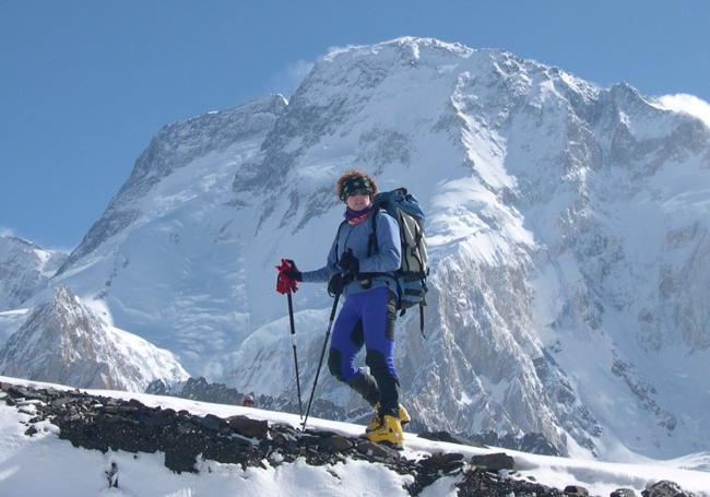 La médica asciende por las aproximaciones al pico Everest.