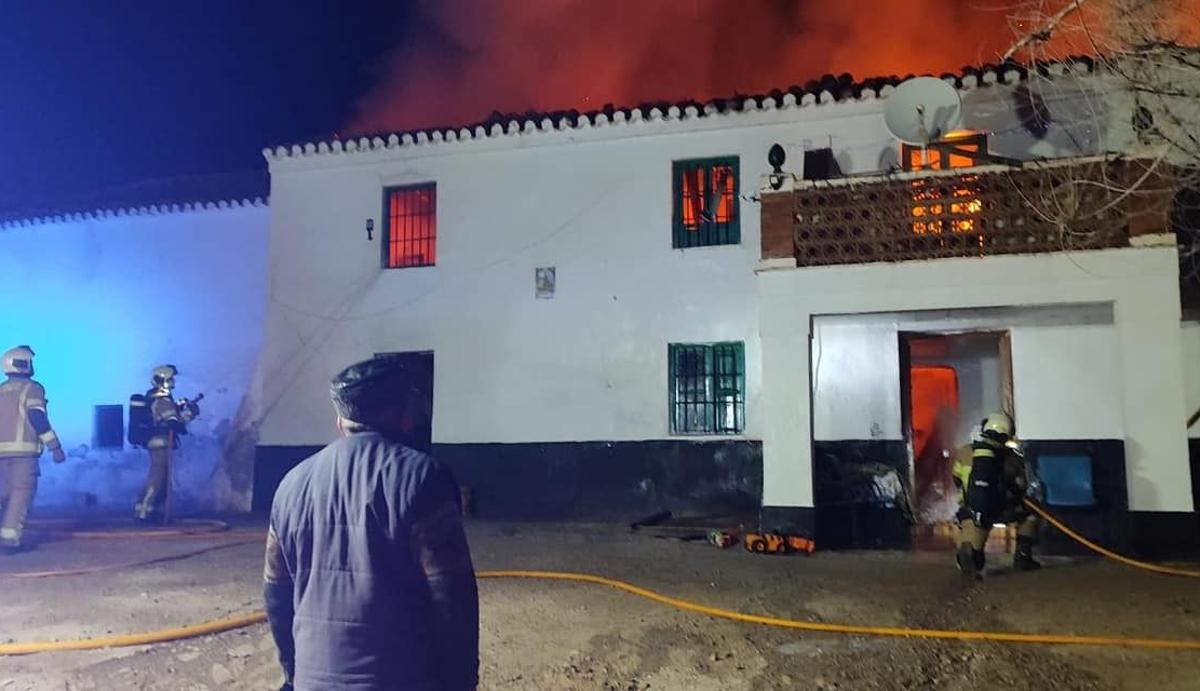 El fuego devoró el cortijo, situado en Fonelas, durante la madrugada del pasado domingo.