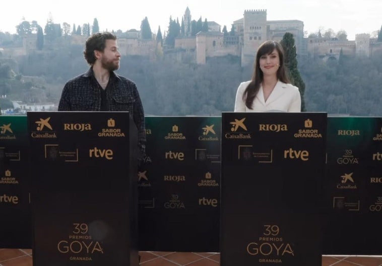 Álvaro Cervantes y Natalia de Molina frente a la Alhambra.