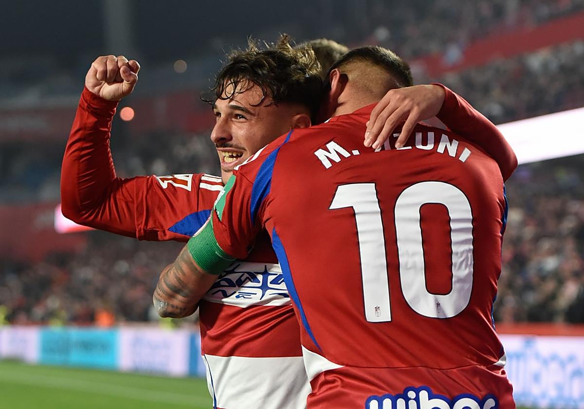 Sergio Rodelas celebra su gol abrazado por Myrto Uzuni.