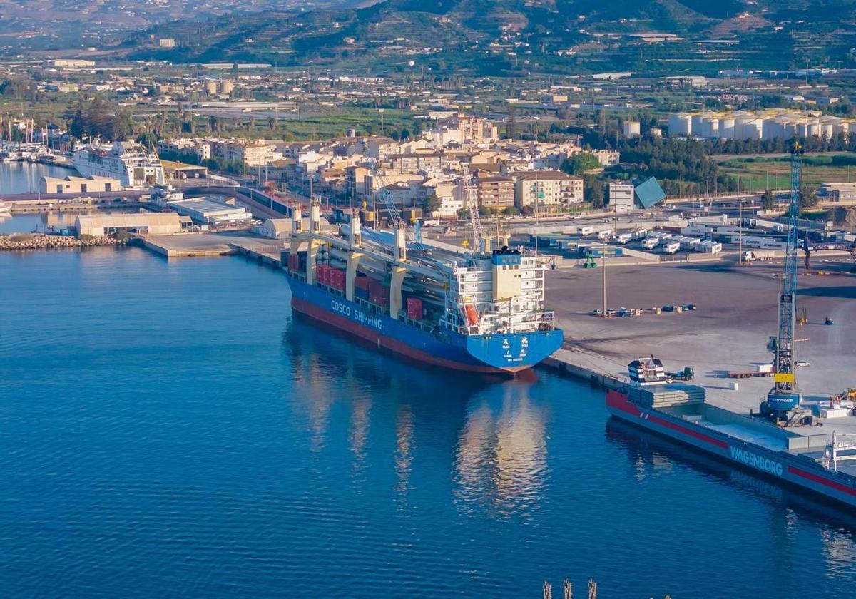 Tráfico de mercancías en el puerto de Motril.