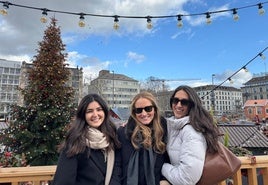 La granadina Inés Alba, en el centro, con dos amigas en Zúrich.