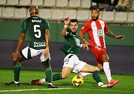 Luis Suárez 'marcó' distancias y goles, volviendo locos a Naldo y Puric, los dos centrales del Racing de Ferrol.