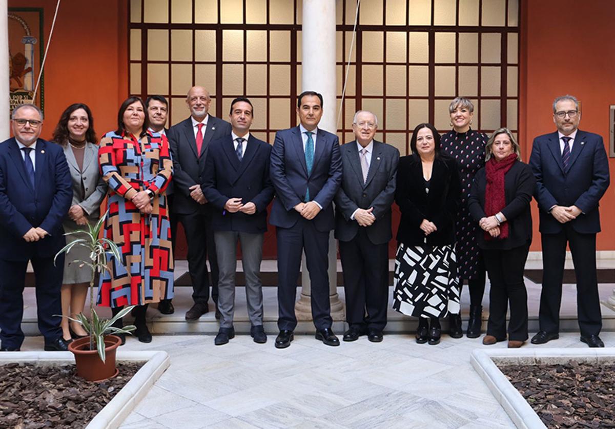 Foto de familia tras la firma del convenio con el Consejo Andaluz de Graduados Sociales..