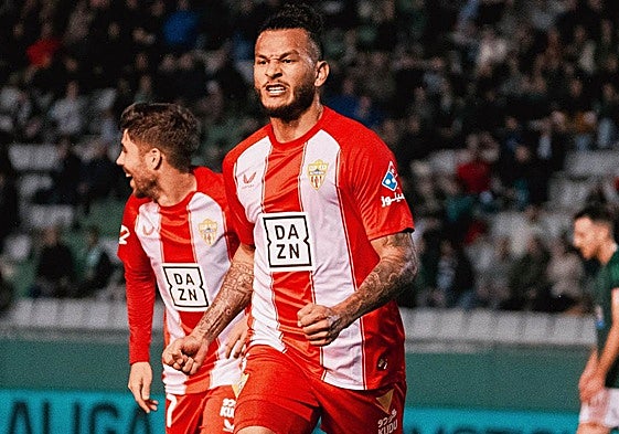 Luis Suárez celebrando con rabia uno de sus goles en A Malata