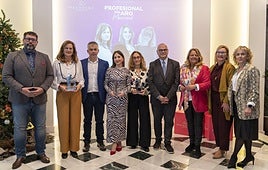 Foto de familia de las premiadas con las autoridades.
