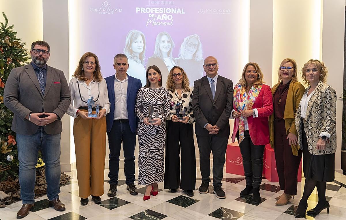 Foto de familia de las premiadas con las autoridades.