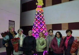 Algunas de las mujeres que han tejido este árbol en Cozvíjar, en la comarca del Valle de Lecrín