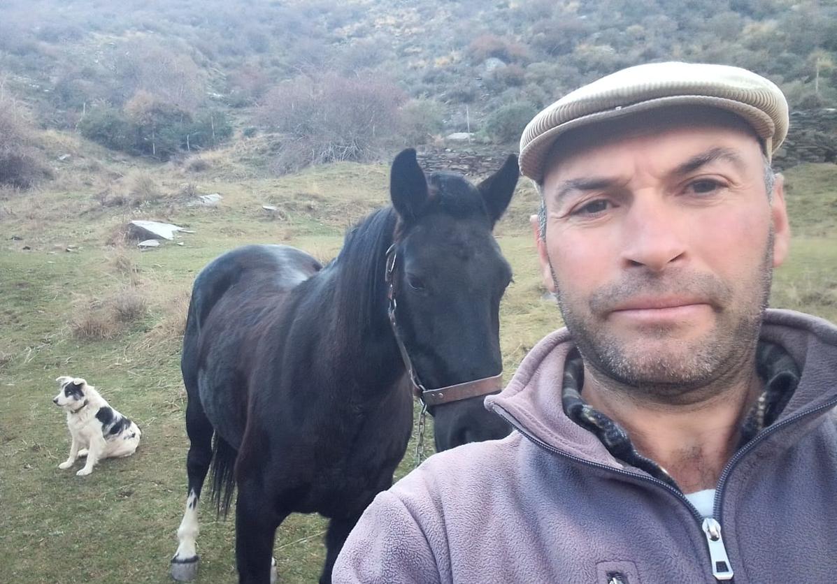 Alfonso, que avisó de la crecida del río Trevélez para salvar a decenas de personas, se hace un selfie con su yegua Golondrina y su perrita Chispa.