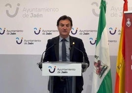 El alcalde de la capital, Agustín González, en rueda de prensa en el Ayuntamiento de Jaén.