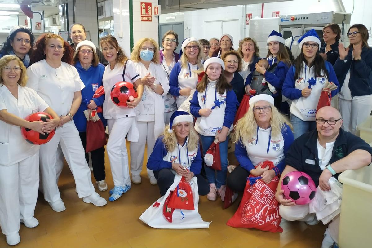 El personal del Hospital de San Agustín recibieron con una sonrisa la visita de las peñista